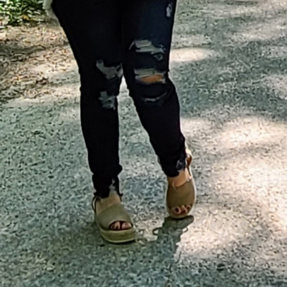 Umgee NWT High Rise Distressed Stretch Skinny Jean - Picture 4 of 9